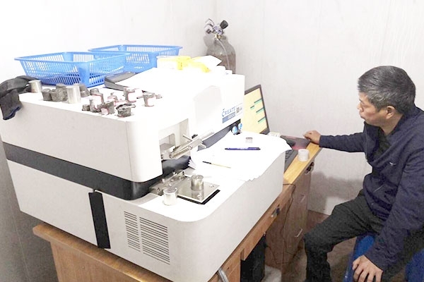 檢驗員在使用CX-9800型直讀光譜儀 /cxyq/20200721163149-Fis0PH3VefatsfslwFK7v48QZotR.jpg