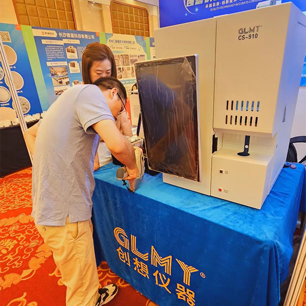 為客戶演示手持式光譜儀的檢測(cè) /cxyq/20240627154915-FkHfLDcCSPSPbpJ3rg0QpbhrNeAM.jpg