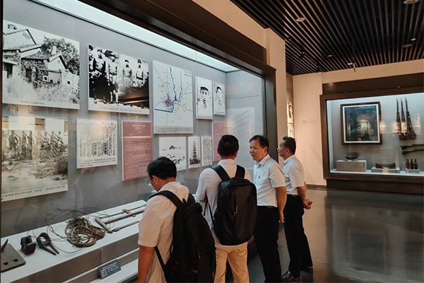 黨員同志們駐足認真學習 /cxyq/20240924101052-FseCueiys1Ppb6eoJPkC8Pnq6E3e.jpg